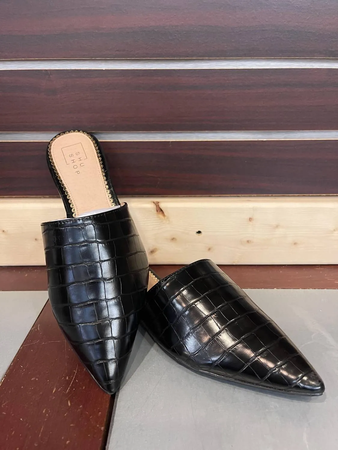 Agatha Closed Toe Sandals In Black