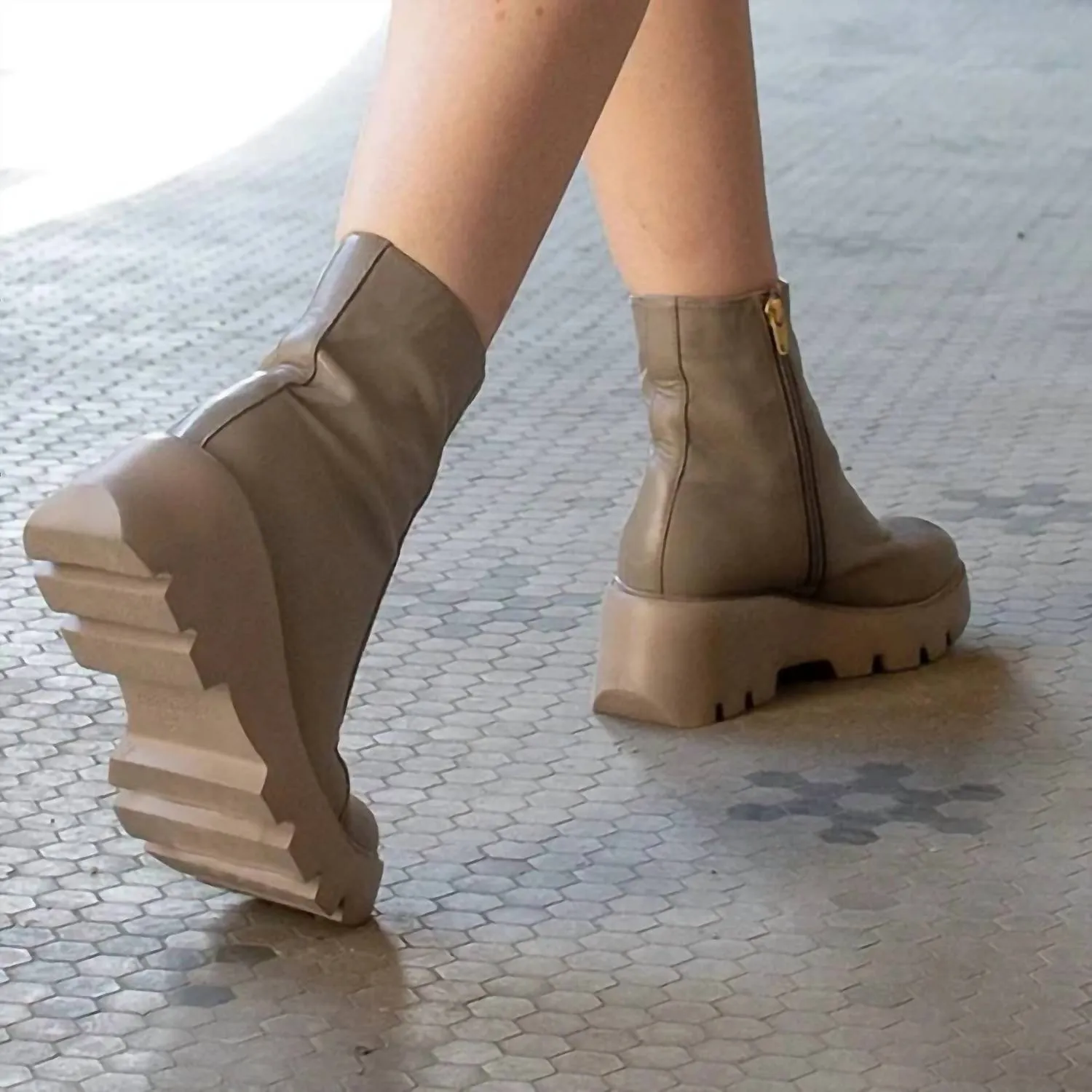 Xenus Lug Sole Boot In Greige