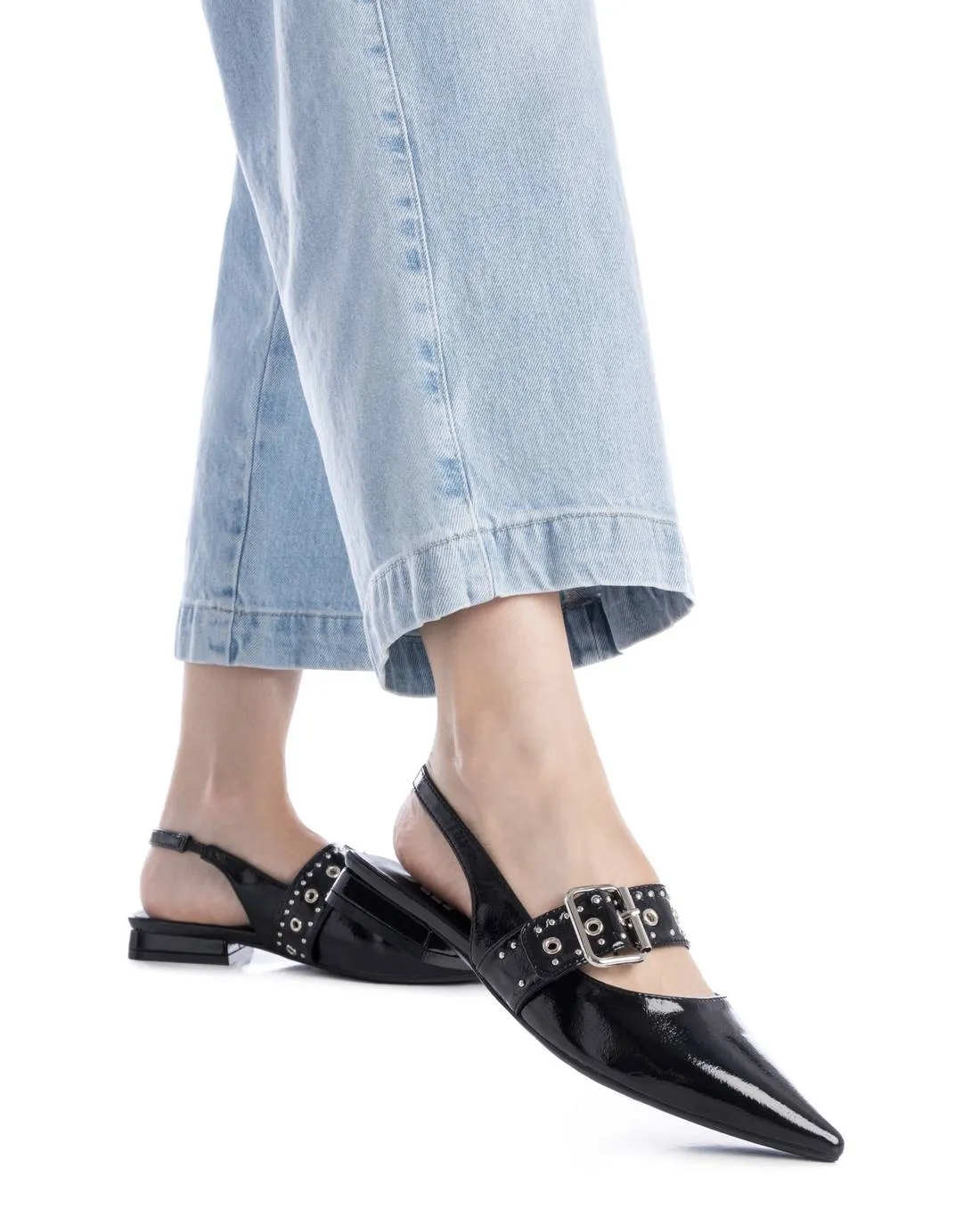 Xti Women's Wide Bucke Flats